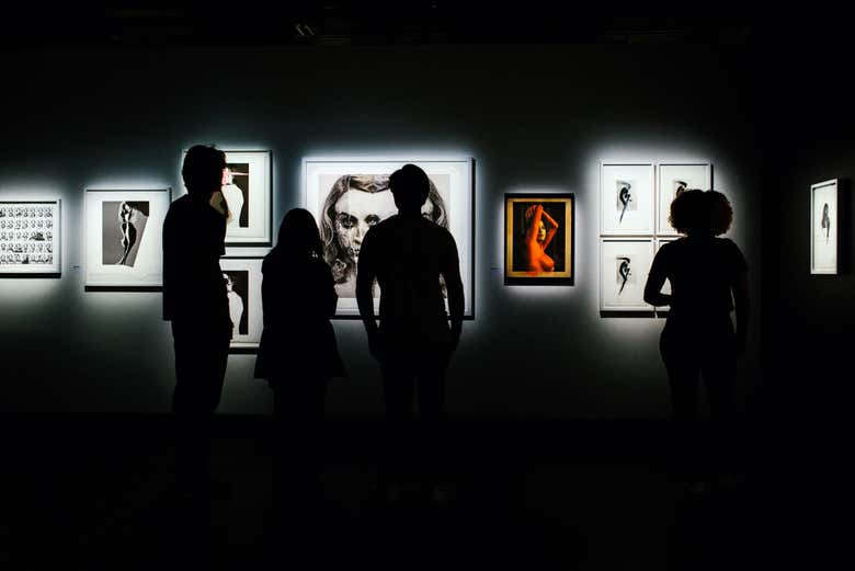 Exposición de fotografías en el interior del museo