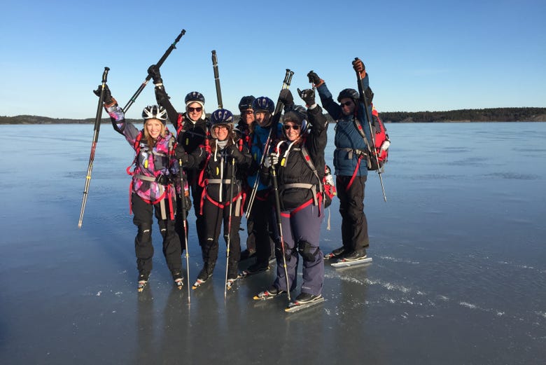 Grupo patinando sobre el lago helado