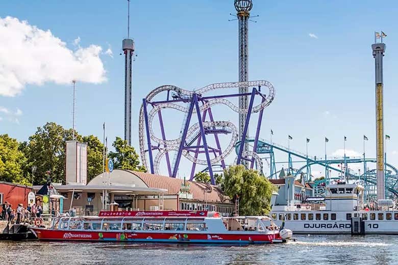 Barco turístico pasando junto a Gröna Lund
