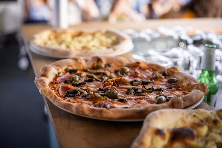 Deliciosas pizzas a bordo del barco por Estocolmo