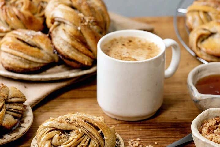 Une brioche à la cannelle accompagnée d'un café