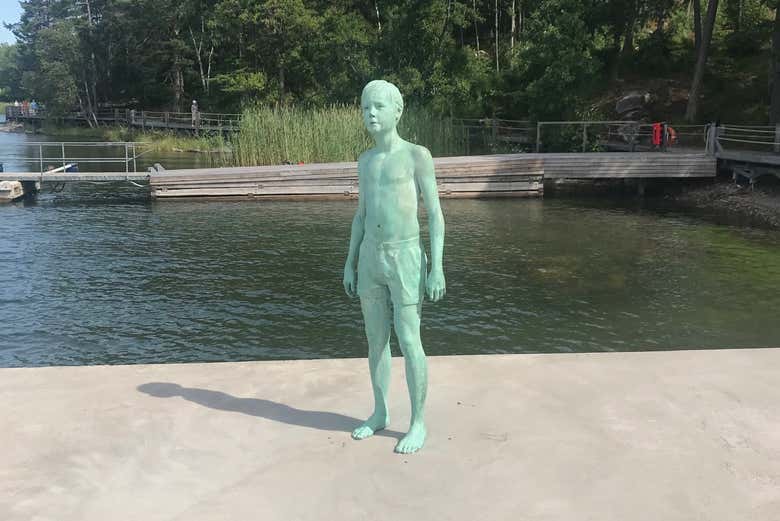 Una statua di un ragazzo ad Artipelag