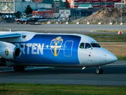 Avión en pista en el Aeropuerto de Bromma