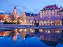Jardins Kungstradgarden à noite