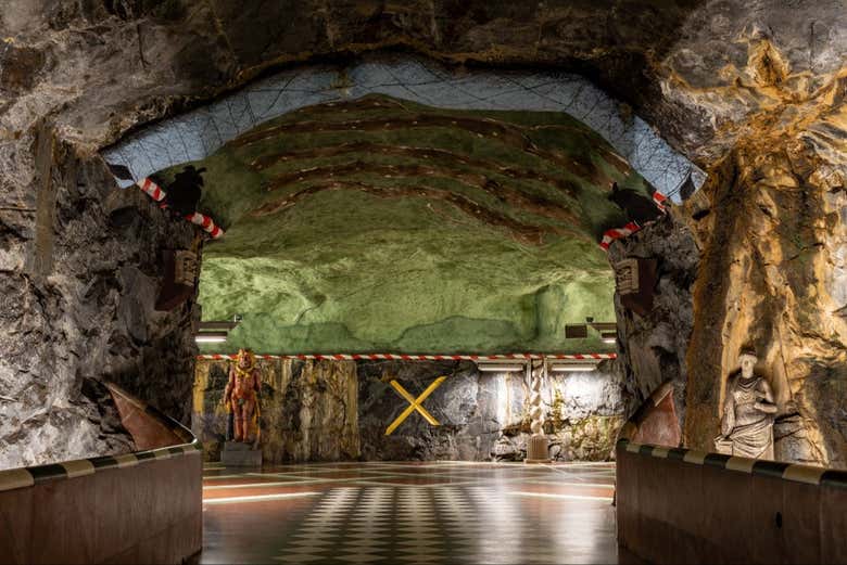 El metro de Estocolmo se asemeja a una cueva y un museo
