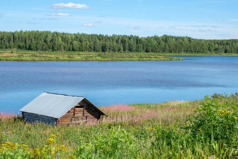 Un petit bâtiment en bois au bord de la rivière Torne