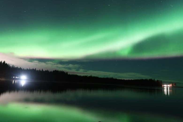Luces reflejándose en el agua