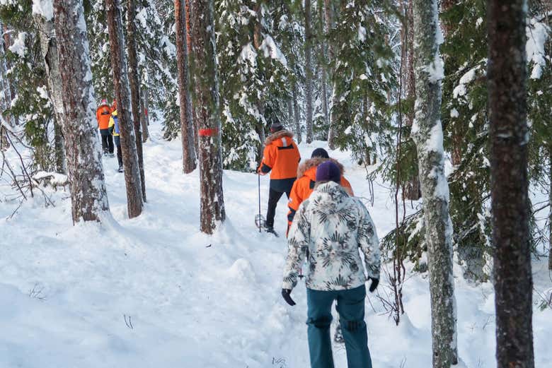 Disfrutando del paseo con raquetas de nieve