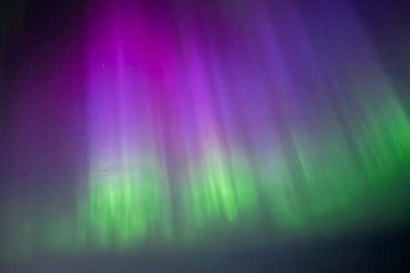 Paseo con raquetas de nieve bajo la aurora boreal