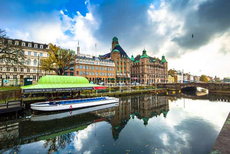 Barco panorámico en el canal de Malmö
