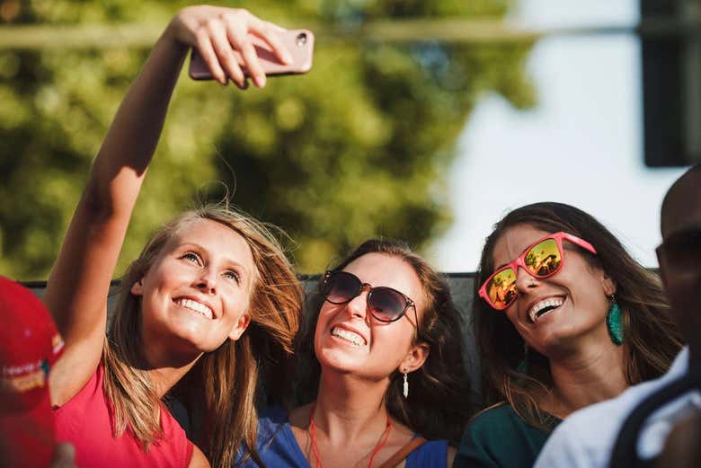 Uma selfie de três amigas no ônibus turístico de Visby