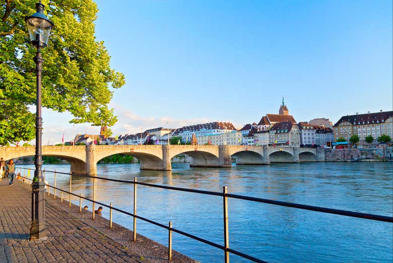 Río Rin a su paso por Basilea, en el norte de Suiza