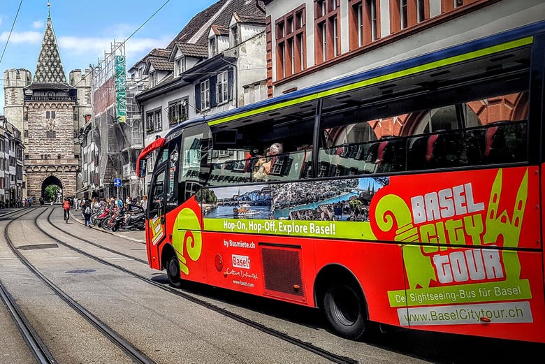 Autobús turístico en el centro de Basilea