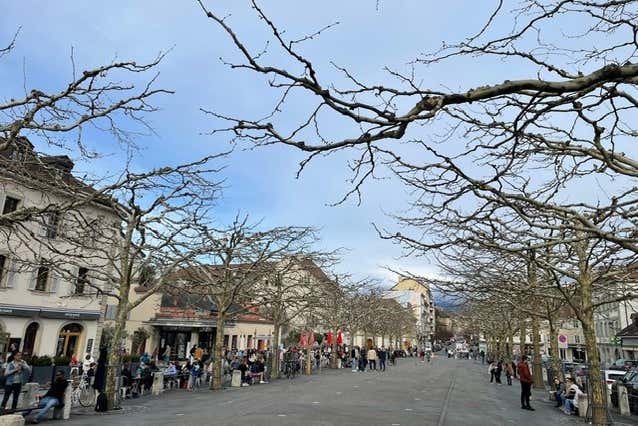 Parcourez les places de Carouge