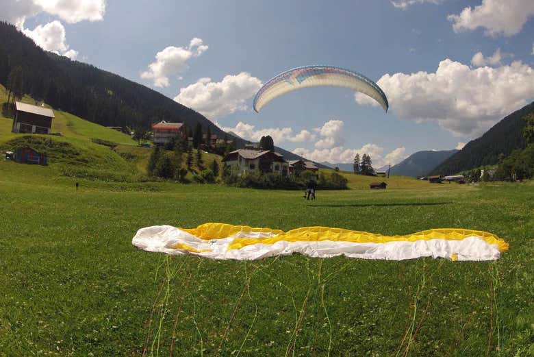 Aterrissando de parapente nos Alpes Suíços