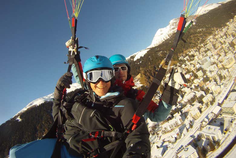 Desfrutando do voo de parapente saindo de Davos