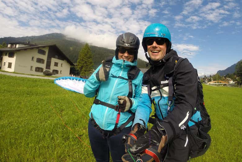Preparando o voo de parapente saindo de Davos