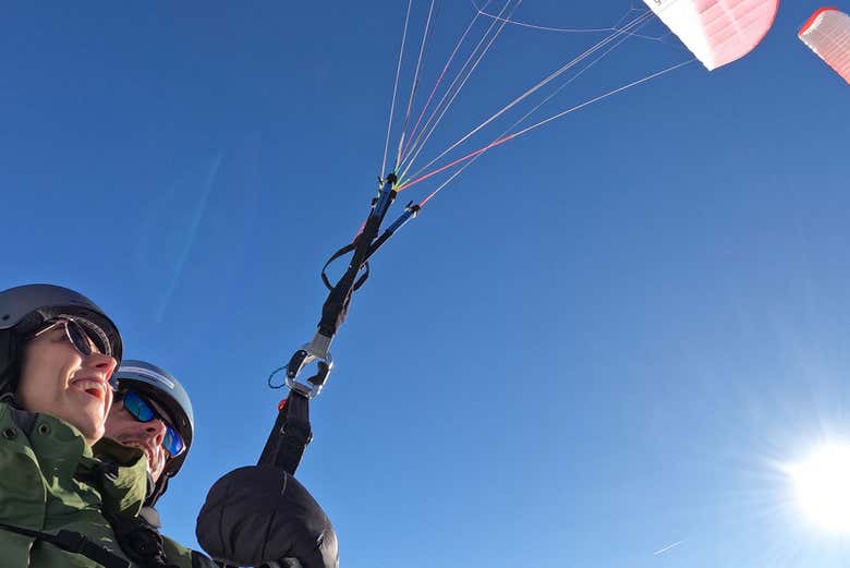 Voando de parante em um dia de sol