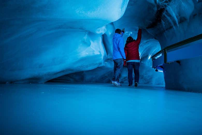 Admirando la cueva en Titlis