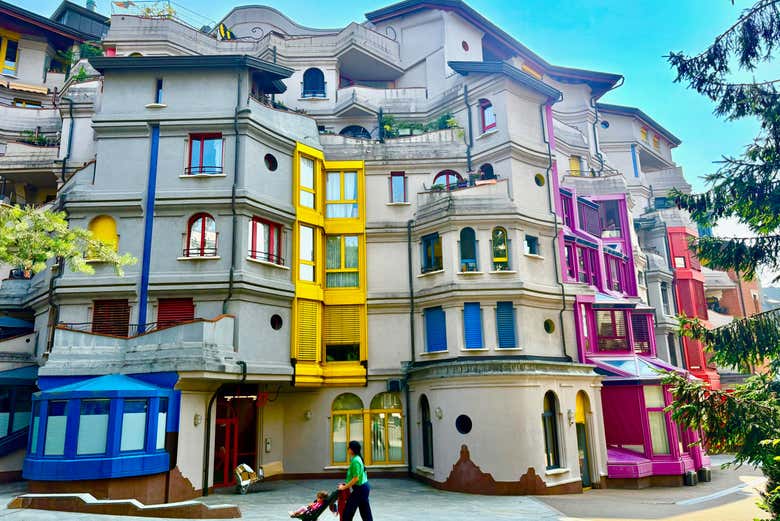 Bâtiment insolite coloré dans Genève 
