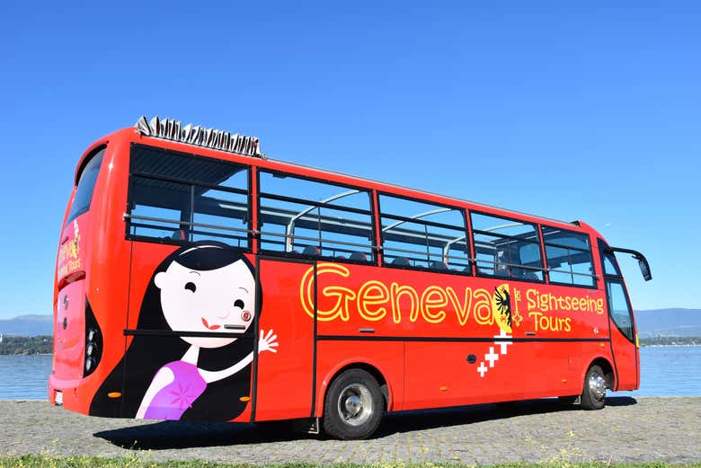 Ônibus pronto para percorrer o bairro internacional de Genebra