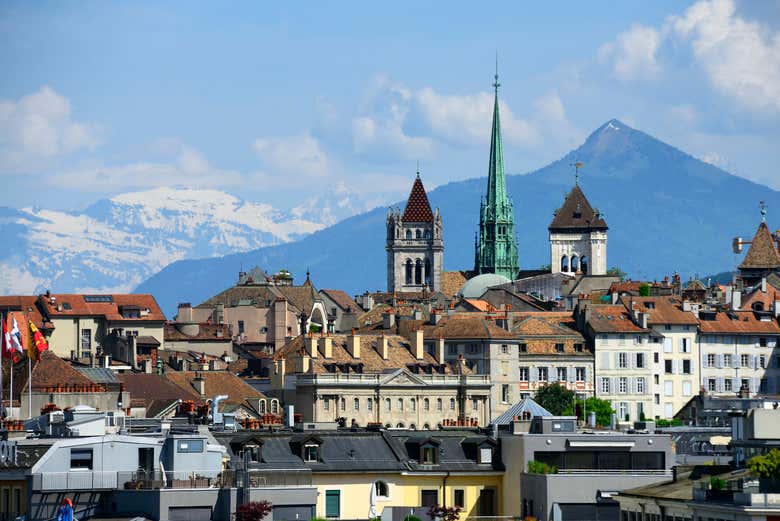 Vue panoramique sur Genève et la cathédrale Saint-Pierre