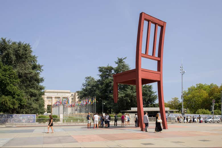 Pararemos em frente à famosa cadeira quebrada