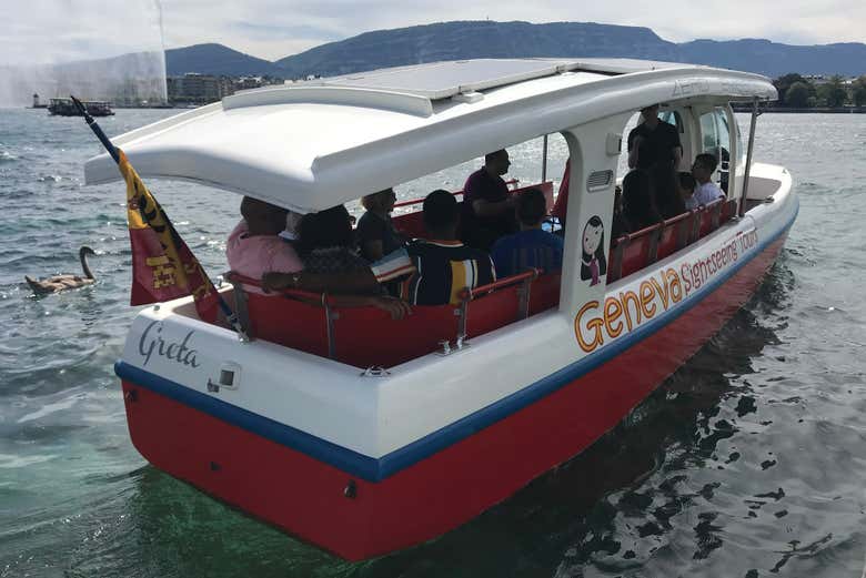 Navegando por el lago Lemán en un barco solar