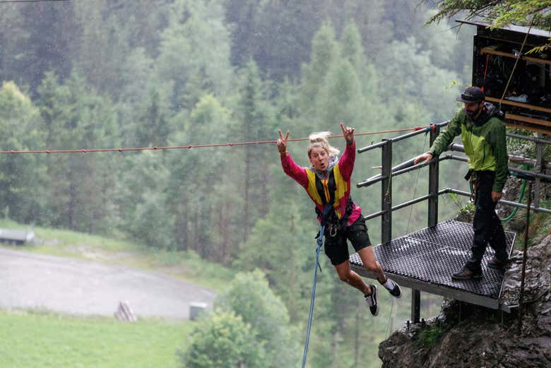 Saut à l'élastique dans les Alpes suisses