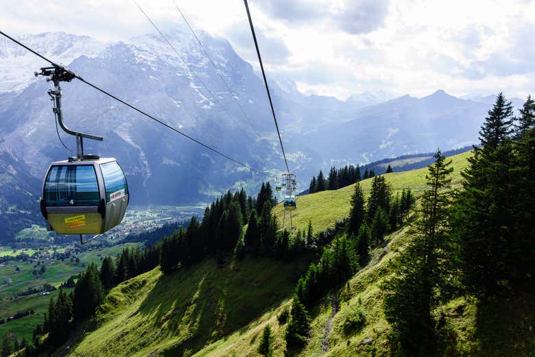 Teleférico atravessando as paisagens alpinas