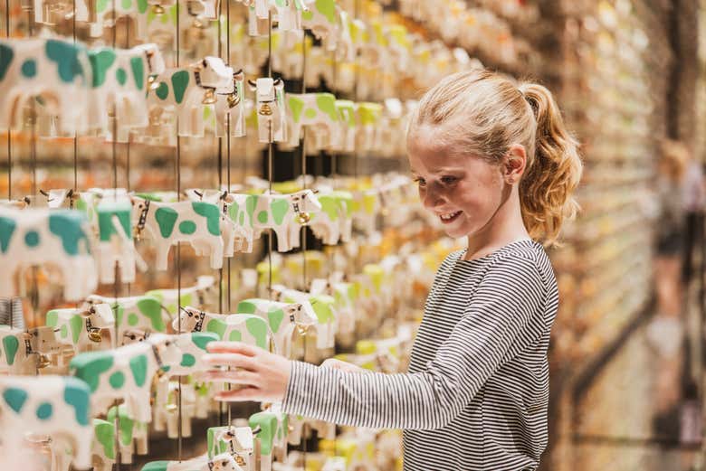 Admirando las coloridas vaquitas de madera suizas