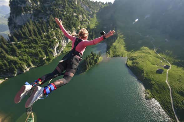 Bungee jumping en la montaña Stockhorn