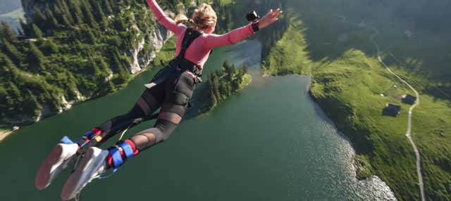 Bungee jumping en la montaña Stockhorn
