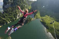 Bungee jumping en la montaña Stockhorn
