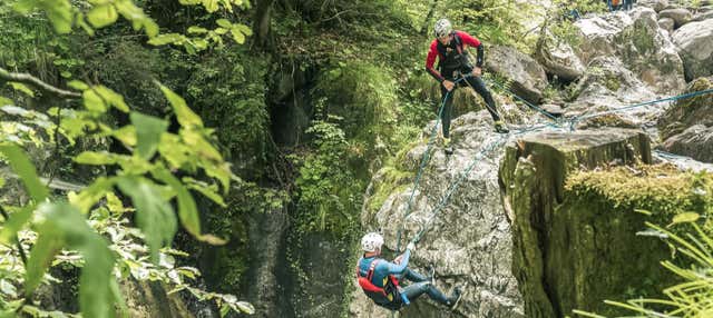 Descenso de cañones en los Alpes suizos