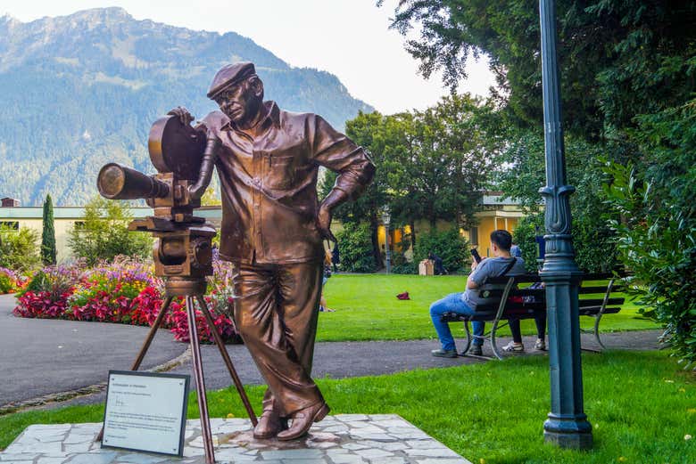 Contemplando la escultura del cinasta Yash Raj Chopra