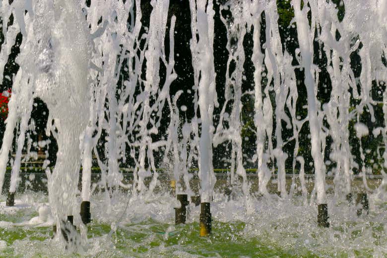 Admirando las fuentes exteriores del casino Kursaal
