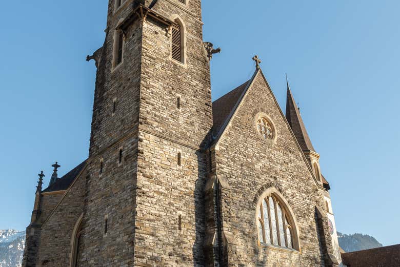Divisando la iglesia católica de Interlaken