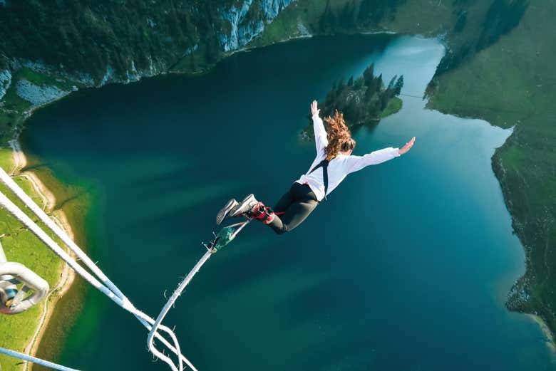 Bungee jumping na montanha suíça Stockhorn