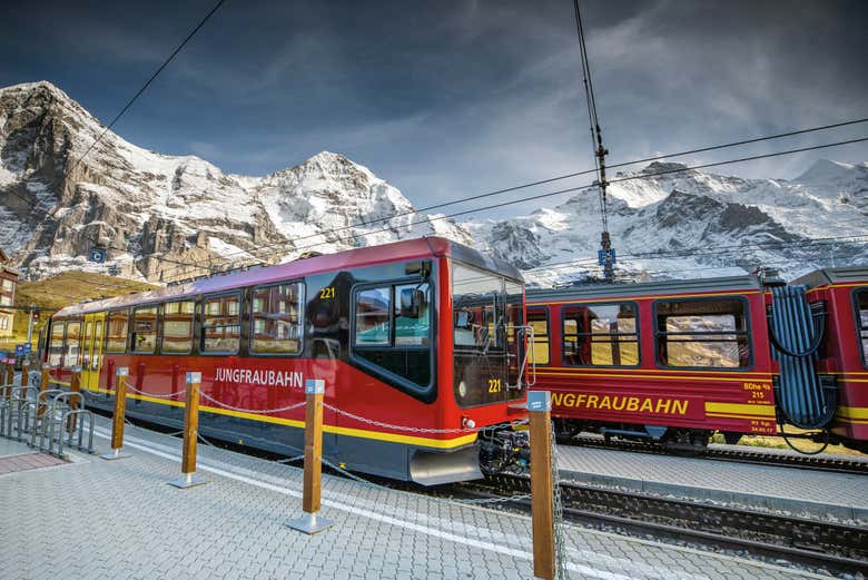 Trem com destino Jungfraujoch saindo de Interlaken