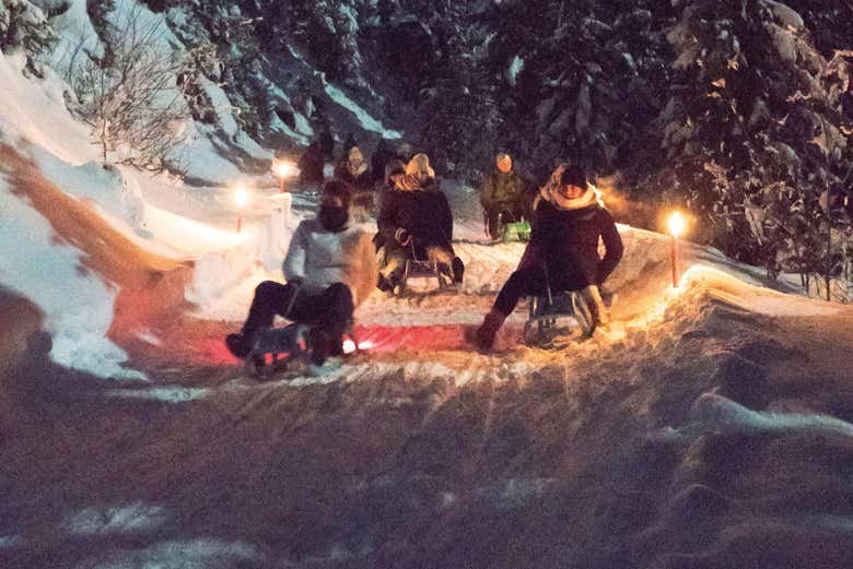 Disfrutando del paseo nocturno en trineo