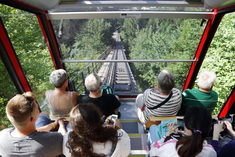 Viajando en el funicular a Harder Kulm