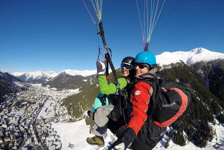 Sobrevolando los Alpes suizos en parapente