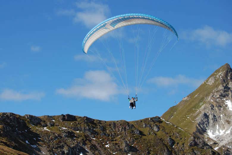 En parapente sobre los Alpes suizos