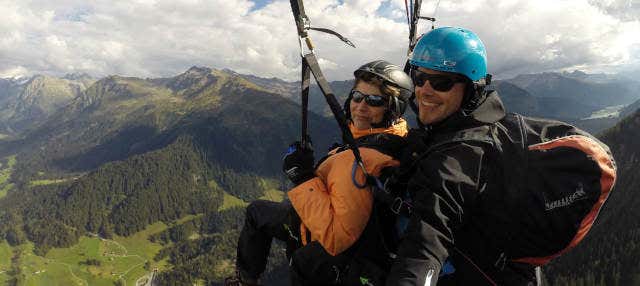 Vol en parapente dans les Alpes suisses