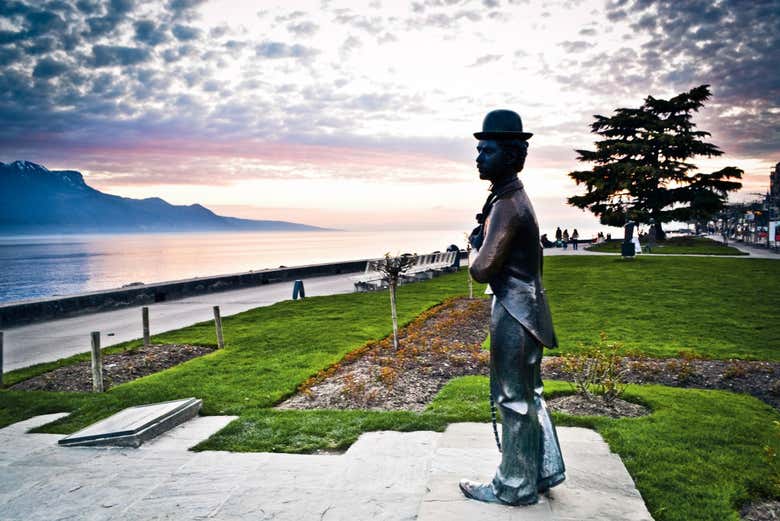 Escultura de Chaplin olhando o lago Lemán