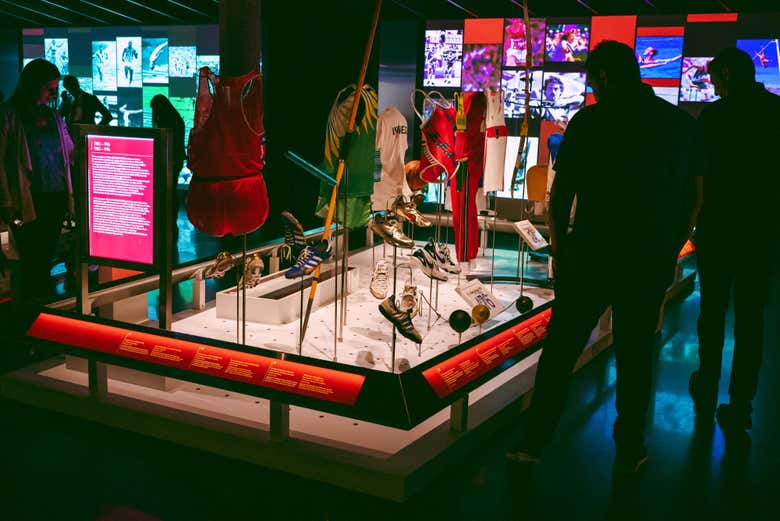 Vitrines com camisetas e tênis esportivos