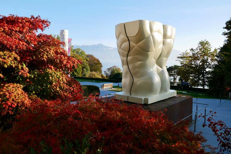 Escultura de um torso na parte externa do museu