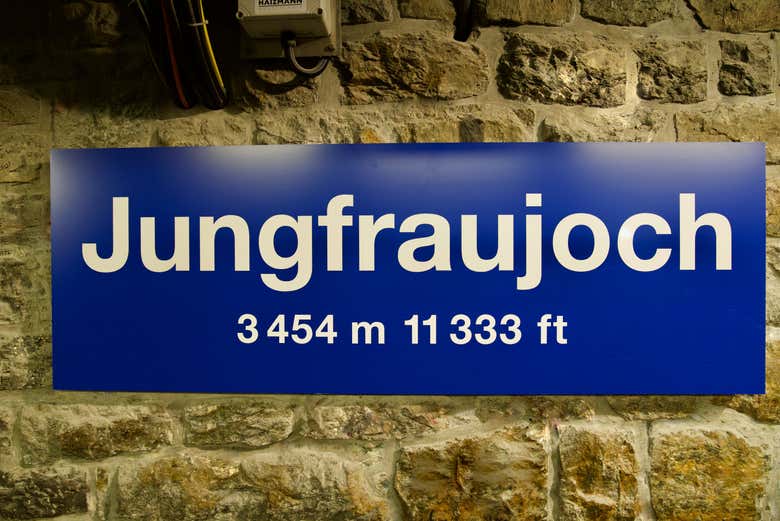 Placa indicando a altura de Jungfraujoch