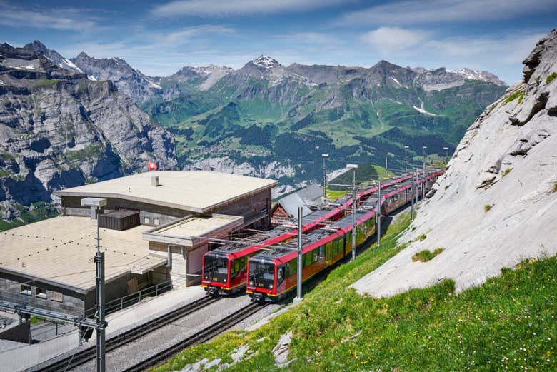 Trem cremalheira indo em direção a Jungfraujoch